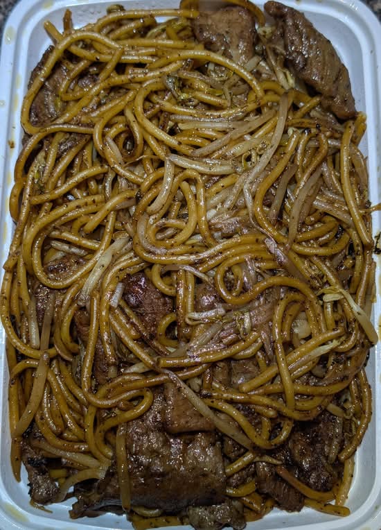 Fried Spaghetti with Beef and Black Pepper (干炒黒椒牛意)